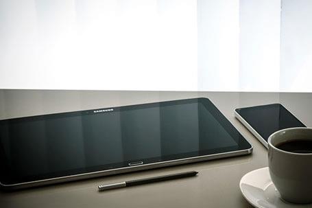 İşyerleri Görüntüsü Ve Sıcak Bir Kahve